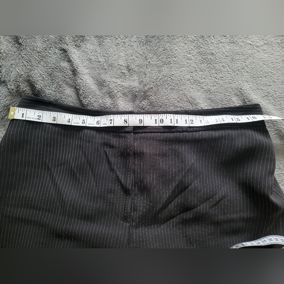 2 pc Tahari pin striped pant suit for women. Size 14. - Picture 8 of 13